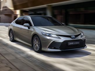 Toyota Camry híbrido de frente em velocidade - Caderno Garagem