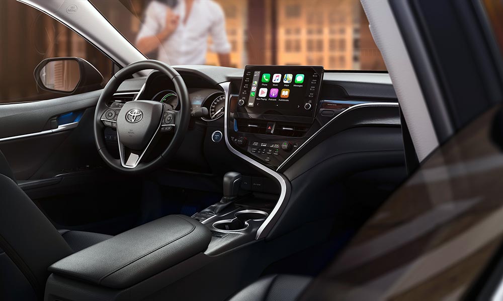 Toyota Camry híbrido Interior com volante e Multimidia - Caderno Garagem