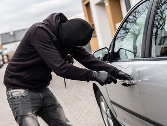 Pessoa Tentando roubar um carro - Caderno Garagem