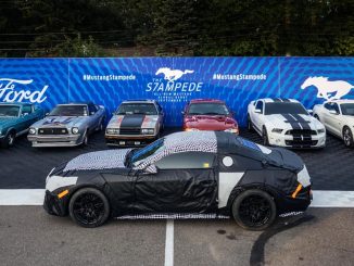 Vários Mustangs eo novo Mustang camuflado - Caderno Garagem