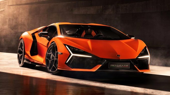 Lamborghini Revuelto laranja vista de frente com os faróis de LED acesos