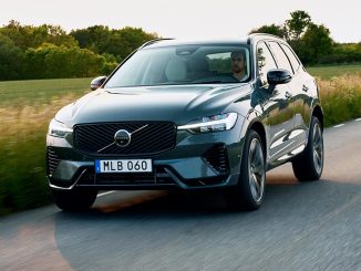 Volvo XC60 3/4 na estrada em movimento