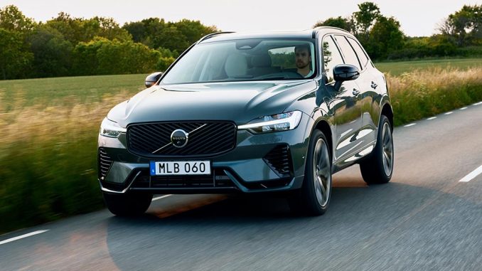 Volvo XC60 3/4 na estrada em movimento